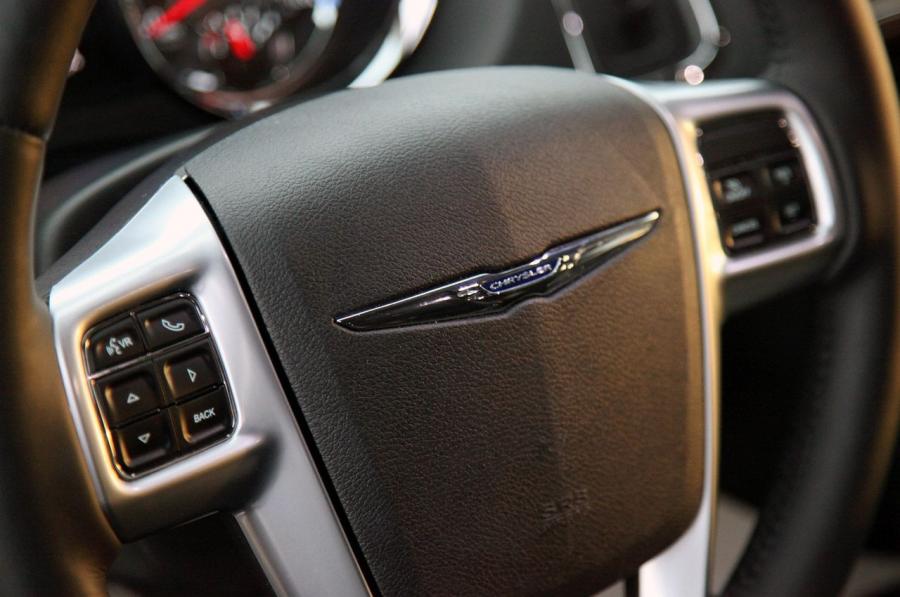  Chrysler Town & Country Touring 2011 года  (фото 25 из 43)